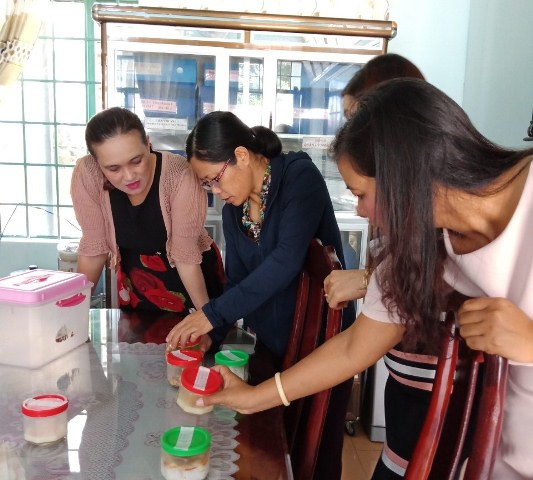 Hội Liên hiệp phụ nữ huyện Buôn Đôn giám sát vệ sinh an toàn thực phẩm.