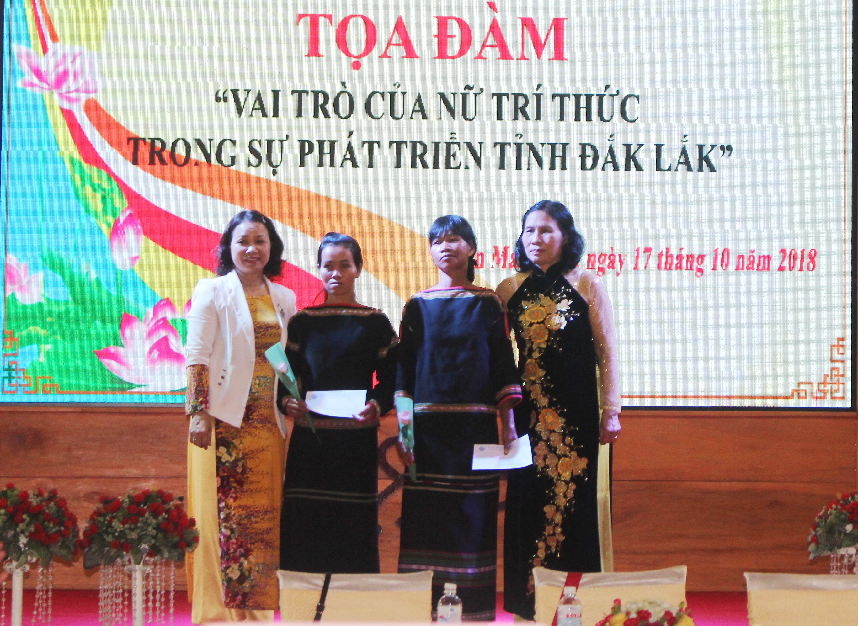 Tọa đàm về “Vai trò nữ trí thức trong sự phát triển tỉnh Đắk Lắk”