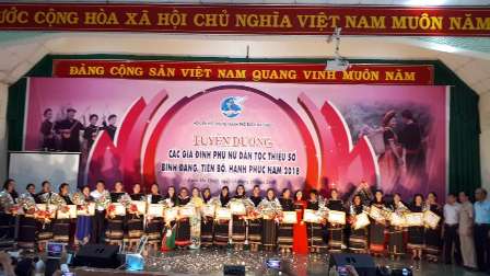 Tuyên dương 27 gia đình phụ nữ dân tộc thiểu số tiêu biểu