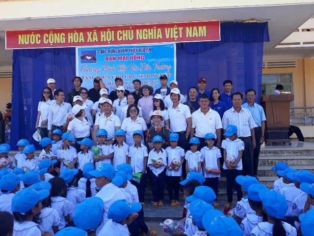 Trao tặng gần 700 bộ áo quần đồng phục cho học sinh nghèo vùng sâu