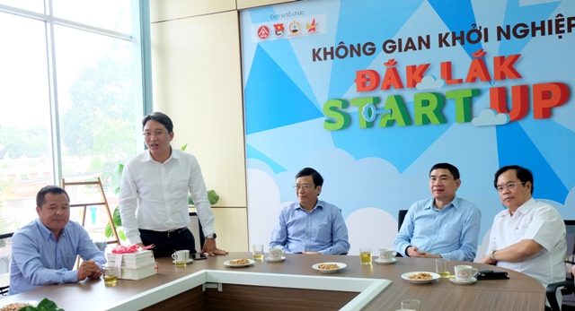 Đoàn công tác của Đại học Quốc gia Hà Nội và Nhà Xuất bản Chính trị Quốc gia Sự thật thăm không gian khởi nghiệp và tặng sách cho Hội Doanh nhân trẻ