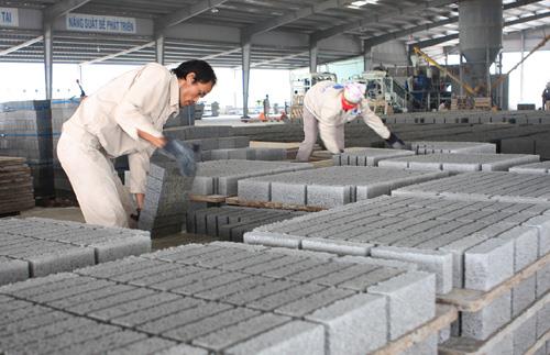 Sử dụng tro, xỉ, thạch cao làm nguyên liệu sản xuất vật liệu xây dựng và trong công trình xây dựng.