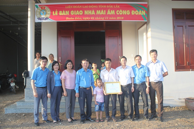 Liên đoàn Lao động tỉnh Đắk Lắk: Trao nhà “Mái ấm công đoàn” tại huyện Buôn Đôn