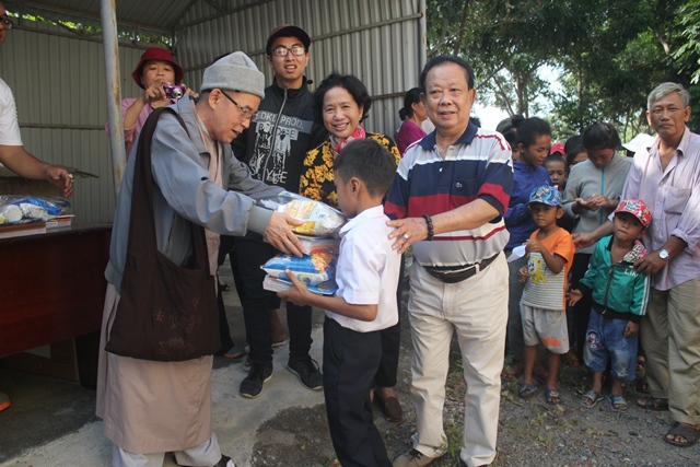 Trao 400 suất quà cho nhân dân và học sinh nghèo xã Krông Na