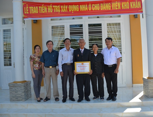 Trao 50 triệu đồng để hỗ trợ xây nhà ở cho gia đình ông Nông Khánh Tôn là đảng viên có hoàn cảnh khó khăn tại tổ dân phố 14, phường Khánh Xuân, thành phố Buôn Ma Thuột