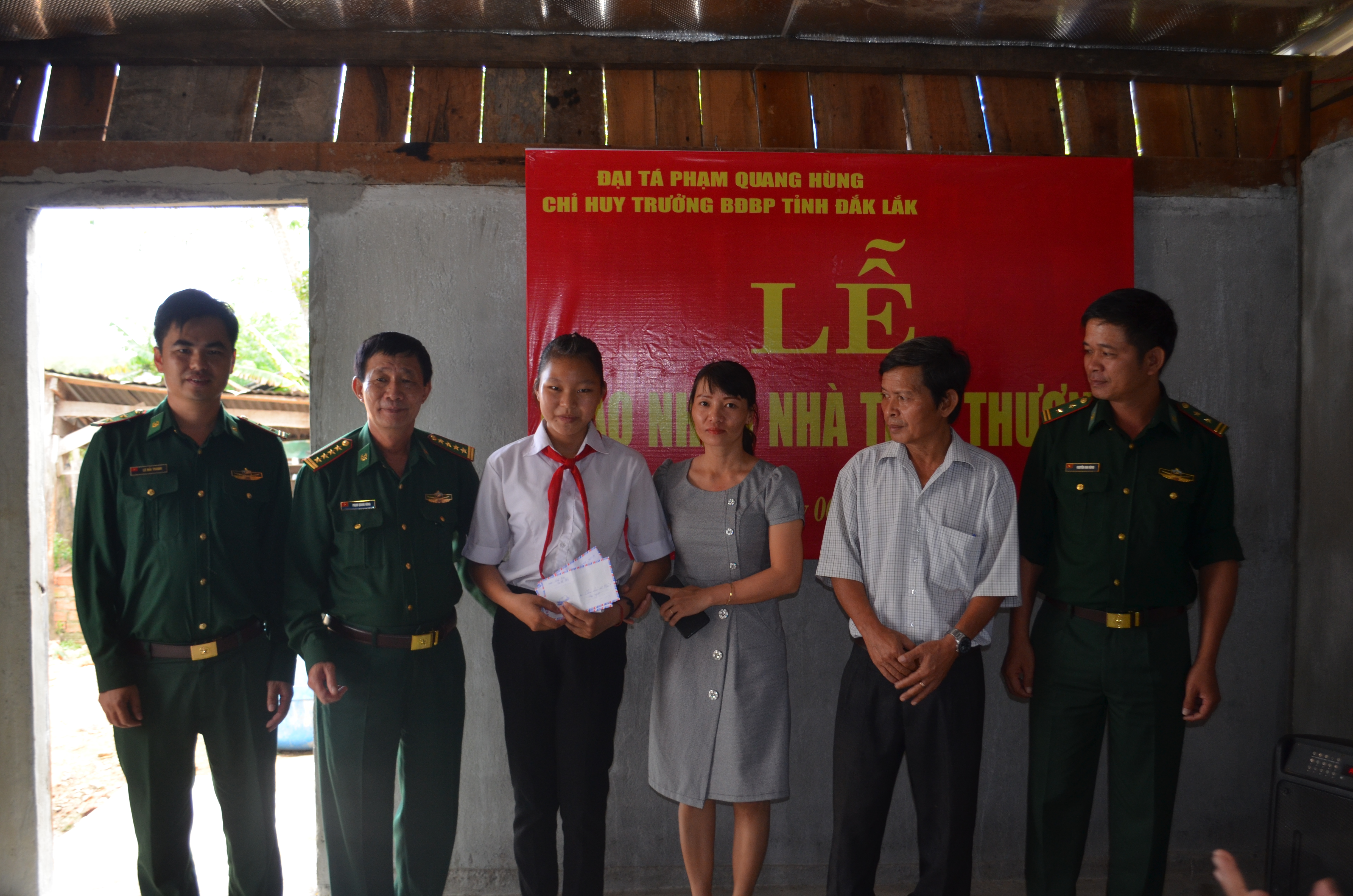 Bàn giao nhà tình thương cho học sinh nghèo biên giới.