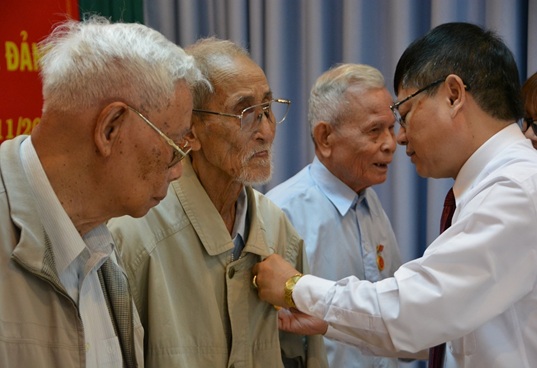 Thành ủy Buôn Ma Thuột, trao Huy hiệu Đảng cho 45 đảng viên nhân kỷ niệm 101 năm Cách mạng Tháng Mười Nga thành công