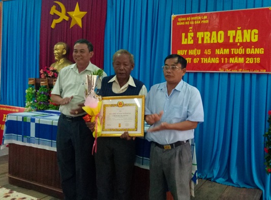 Huyện ủy Lắk tổ chức Lễ trao tặng Huy hiệu 30,40,45,50 năm tuổi Đảng cho đảng viên