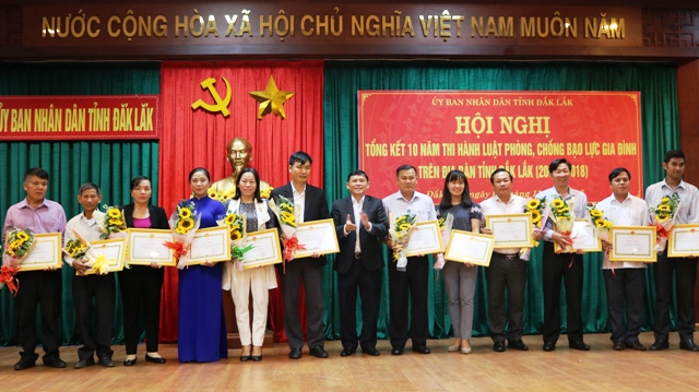 Tuyên dương 17 tập thể, 14 cá nhân tiêu biểu trong thi hành Luật Phòng, chống bạo lực gia đình trên địa bàn tỉnh giai đoạn 2008-2018