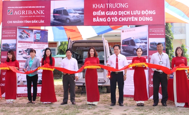 Agribank Đắk Lắk khai trương điểm giao dịch lưu động bằng ô tô chuyên dùng tại xã Krông Nô, huyện Lắk