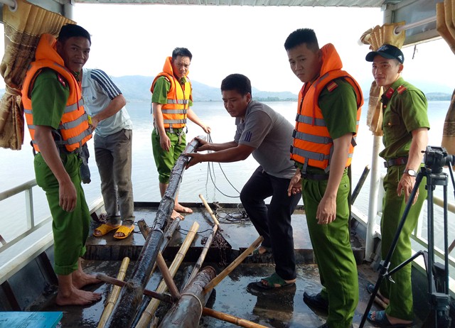 Công an huyện Lắk xử lý tình trạng khai thác thủy sản trái phép trên hồ Lắk