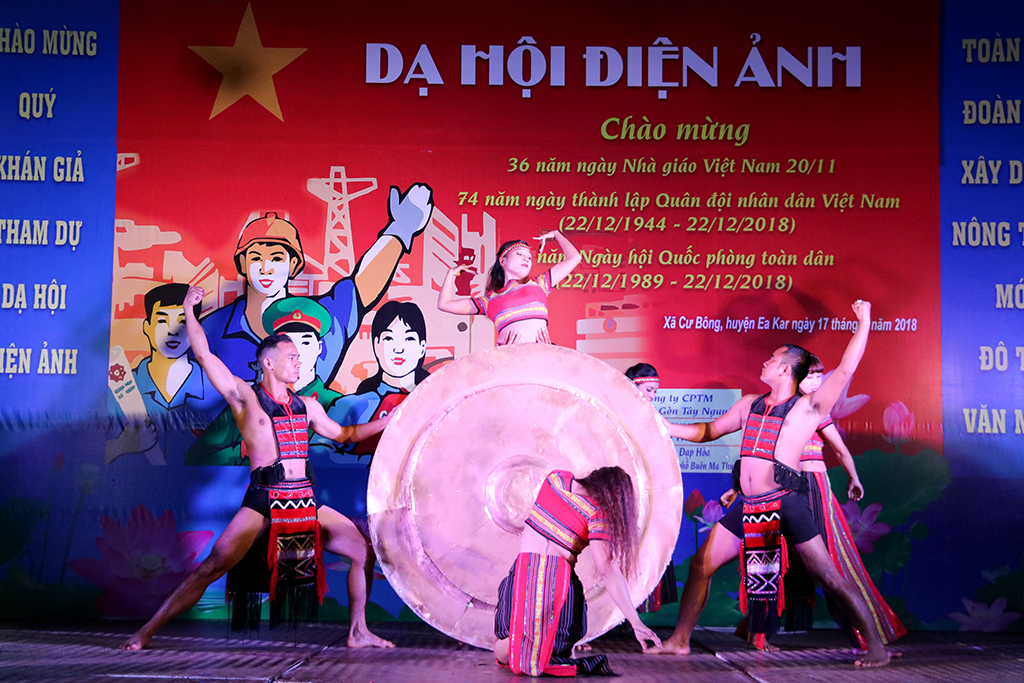 Tặng 90 suất học bổng cho học sinh khó khăn xã Cư Bông, huyện Ea Kar