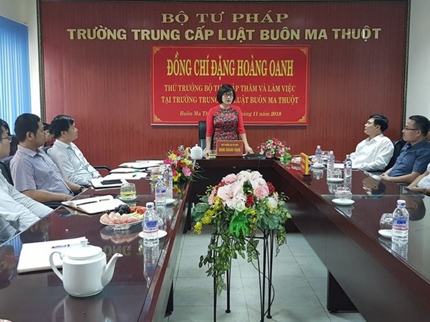 Thứ trưởng Bộ Tư pháp Đặng Hoàng Oanh thăm và làm việc tại Trường Trung cấp Luật Buôn Ma Thuột