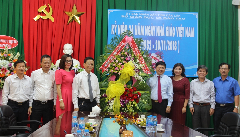 Phó Bí thư Thường trực Tỉnh ủy Phạm Minh Tấn chúc mừng các trường nhân Ngày Nhà giáo Việt Nam