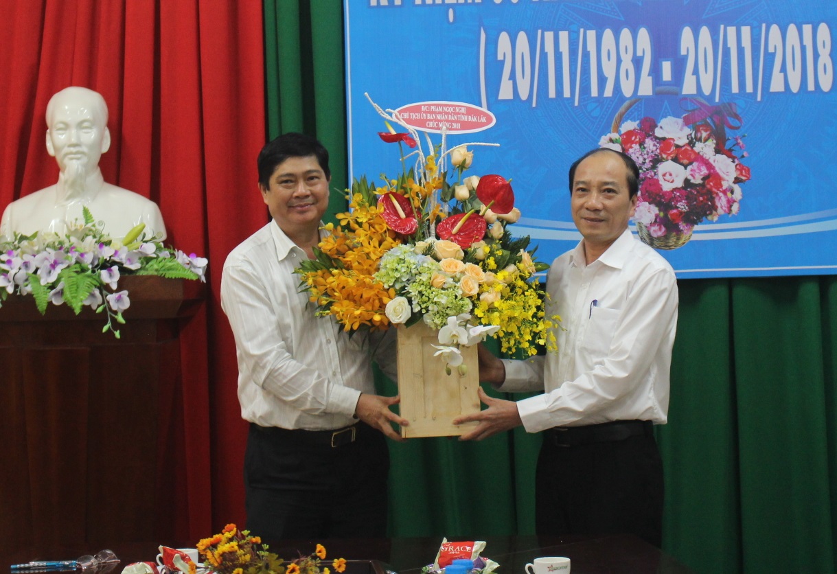 Lãnh đạo UBND tỉnh chúc mừng Sở Giáo dục và Đào tạo nhân Ngày Nhà giáo Việt Nam 20/11