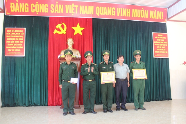 Khen thưởng thành tích trong vụ án tàng trữ vũ khí quân dụng trái phép