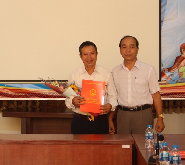 Sở Nội vụ tỉnh Đắk Lắk gặp mặt và trao Quyết định nghỉ hưu cho Phó Hiệu trưởng Trường Cao đẳng Công nghệ Tây Nguyên