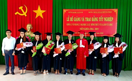 Lễ bế giảng và trao bằng tốt nghiệp lớp đại học luật văn bằng 2, khoá 3.