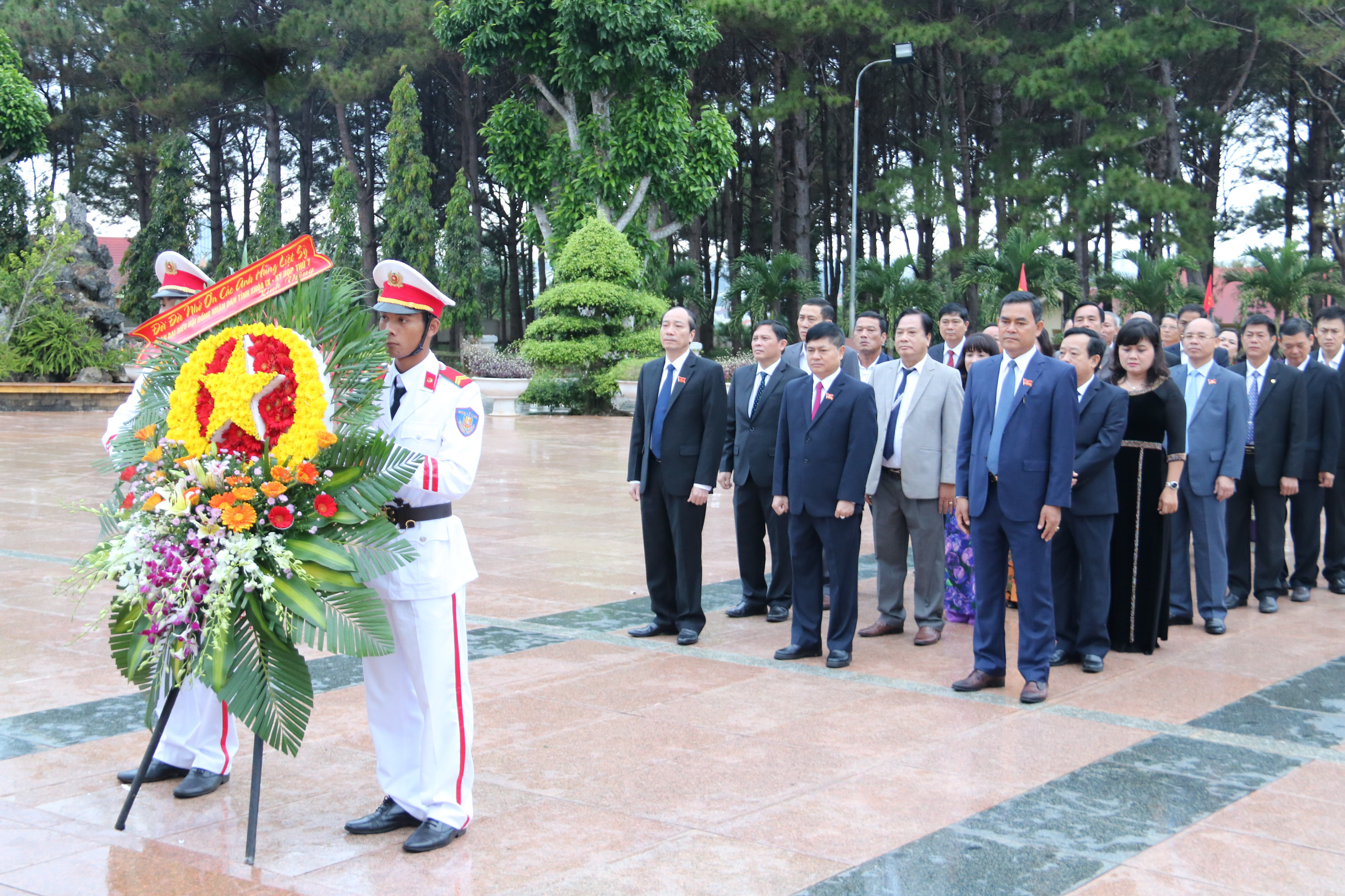 Đoàn đại biểu HĐND tỉnh viếng Nghĩa trang Liệt sỹ tỉnh trước giờ khai mạc Kỳ họp thứ Bảy, HĐND tỉnh khóa IX