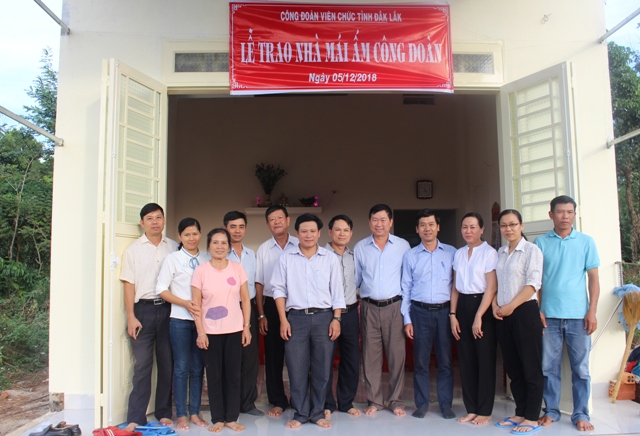 Công đoàn viên chức tỉnh bàn giao nhà “Mái ấm công đoàn”