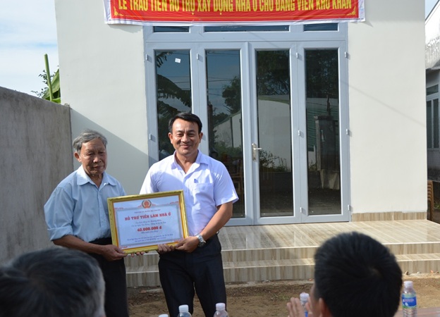 Thành phố Buôn Ma Thuột, trao tiền hỗ trợ xây nhà ở cho đảng viên có hoàn cảnh khó khăn tại thôn Tân Hưng, xã EaKao