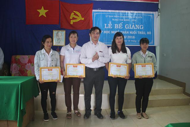 Huyện Buôn Đôn: Bế giảng lớp dạy nghề chăn nuôi trâu, bò tại xã Ea Bar