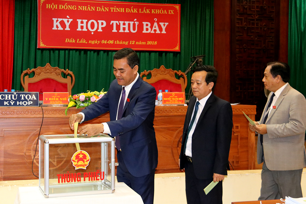 7th session of the 9th Provincial People’s Council: Relief of duty and supplementary election of positions