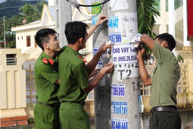 Công an huyện M’Đrắk ra quân xóa quảng cáo, rao vặt và tuyên truyền về tội phạm tín dụng đen