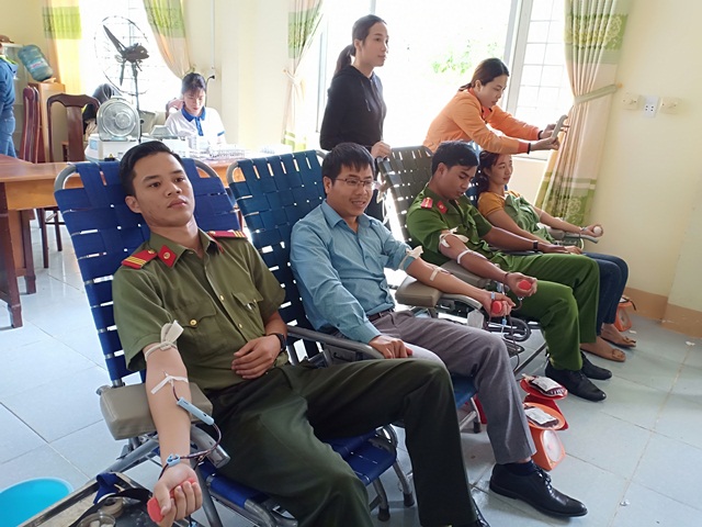 Huyện Lắk tổ chức Lễ trao giấy khen hiến máu tình nguyện nhiều lần