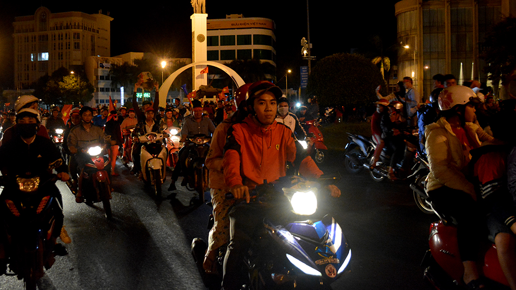 Người dân Buôn Ma Thuột rộn ràng xuống đường mừng Việt Nam vô địch AFF Cup sau 10 năm chờ đợi