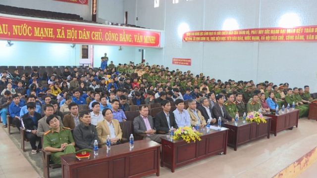 Sáng nay, tại Trung tâm văn hóa huyện, UBND huyện Ea Kar đã tổ chức lễ phát động ra quân mở đợt cao điểm tấn công trấn áp tội phạm và tuyên truyền phòng chống hoạt động tín dụng đen, tháo gỡ bảng quảng cáo, rao vặt trái phép.