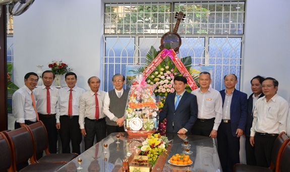 Lãnh đạo thành phố Buôn Ma Thuột thăm, tặng quà các tổ chức, cơ sở tôn giáo là Công giáo, Tin lành tiêu biểu nhân dịp Lễ Giáng sinh 2018