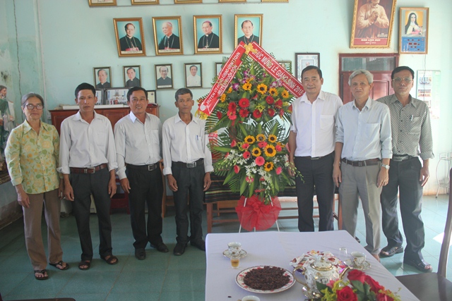 Huyện Buôn Đôn: Thăm, tặng quà các cơ sở tôn giáo nhân dịp Giáng sinh 2018