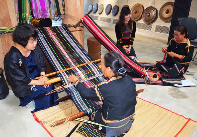 Giao lưu văn hóa thổ cẩm Việt và Batik của Indonesia: Nơi gặp gỡ của người yêu văn hóa truyền thống