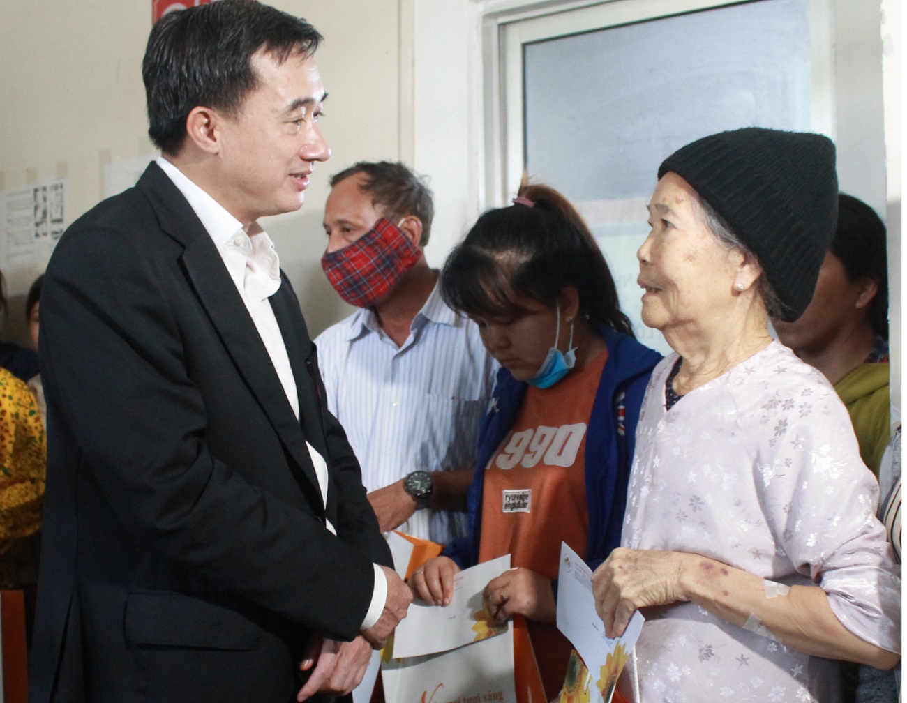 Trao tặng 55 suất quà hỗ trợ bệnh nhân ung thư