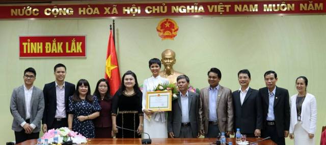 UBND tỉnh Đắk Lắk trao Bằng khen và tặng thưởng 50 triệu đồng cho Hoa hậu Hoàn vũ H’Hen Niê