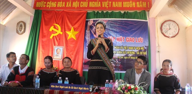 Hoa hậu H'Hen Niê bình dị trong ngày trở về với buôn làng