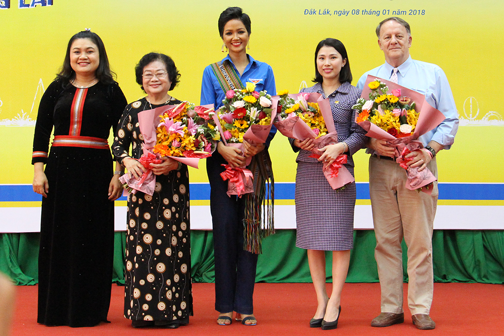 Trao 155 suất học bổng “Nâng bước đến trường – Thắp sáng tương lai” học sinh, sinh viên dân tộc thiểu số có hoàn cảnh khó khăn