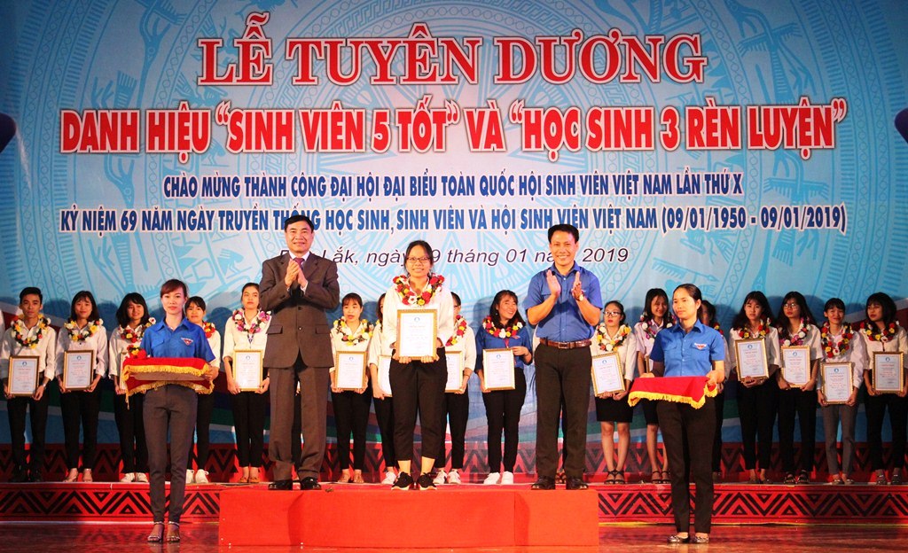 Tuyên dương “Sinh viên 5 tốt”, “Học sinh 3 rèn luyện”
