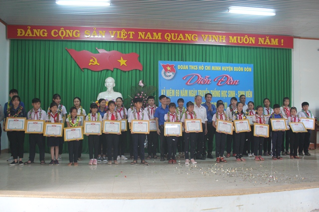 Huyện đoàn Buôn Đôn: Tuyên dương 30 học sinh tiêu biểu