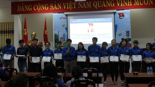 Trường Cao đẳng Công nghệ Tây Nguyên: Tuyên dương “Sinh viên 5 tốt”, “Học sinh 3 rèn luyện” và trao học bổng nhân Ngày truyền thống Học sinh – Sinh viên