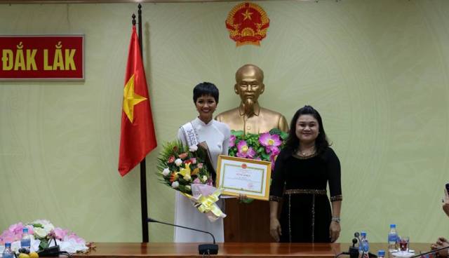 Dak Lak PPC awards Certificate of Merit and VND50 million to Miss Universe Vietnam H’Hen Nie