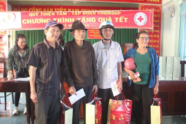 Quỹ Thiện Tâm của Tập đoàn Vingroup tặng quà tết cho hộ nghèo tại huyện Buôn Đôn