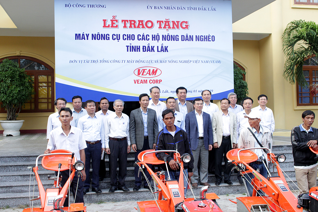 Bộ Công Thương tặng 10 máy nông cụ cho các nông dân nghèo tại Đắk Lắk