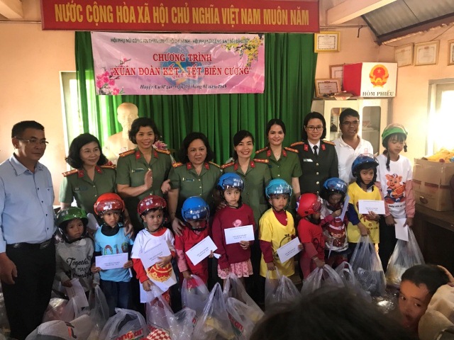 Hội Phụ nữ Công an tỉnh tặng quà Tết cho trẻ em có hoàn cảnh đặc biệt khó khăn