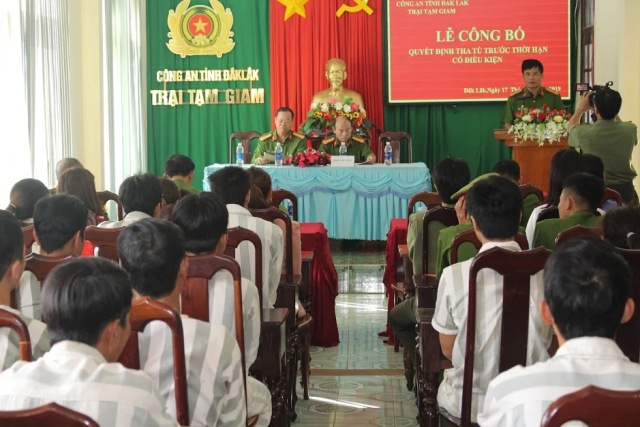 Trại tạm giam Đắk Lắk công bố quyết định tha tù trước thời hạn có điều kiện trong dịp Tết Nguyên đán Kỷ Hợi