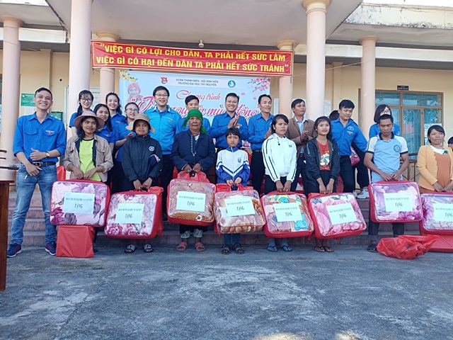 Đoàn trường Đại học Tây Nguyên tặng 80 suất quà cho người nghèo  huyện Lắk
