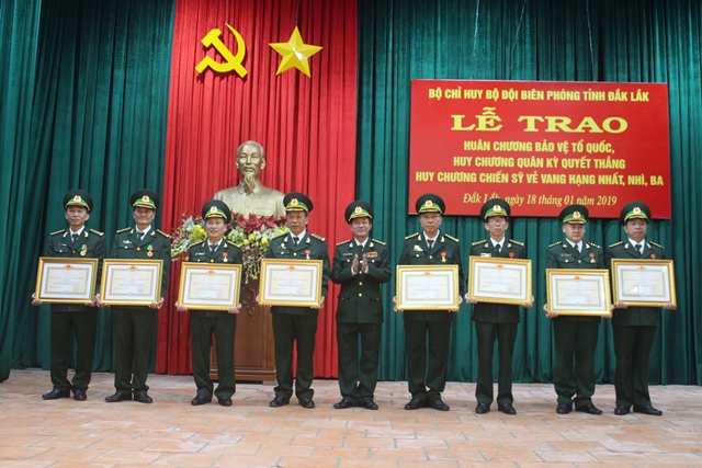 Trao tặng Huân chương Bảo vệ Tổ quốc, Huy chương Quân kỳ Quyết thắng và Huy chương Chiến sĩ vẻ vang