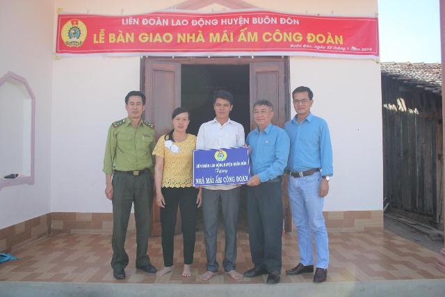 Liên đoàn Lao động huyện Buôn Đôn: Bàn giao “Mái ấm công đoàn” cho đoàn viên nghèo
