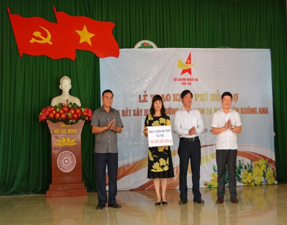 UBND thành phố Buôn Ma Thuột trao 100 triệu đồng hỗ trợ xây dựng trường Mầm non Buôn EaNa, huyện Krông Ana